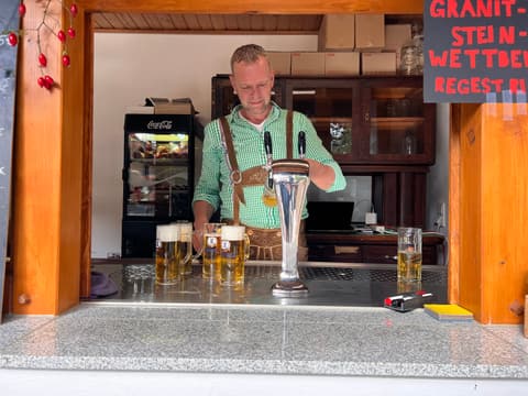 Frisch gezapftes Bier am Ausschank der Hochsteinbaude, daneben das Schild zum Granitstein-Wettbewerb