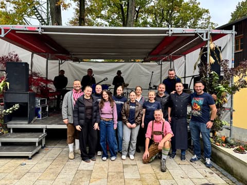 Gruppenbild der Helferinnen und Helfer auf der Bühne vor der Baude