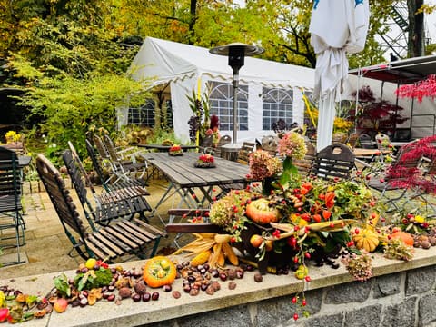Terrasse der Hochsteinbaude mit Herbstschmuck, Tischen und Festzelt